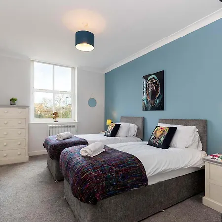 Town Centre Spacious With Private Parking *