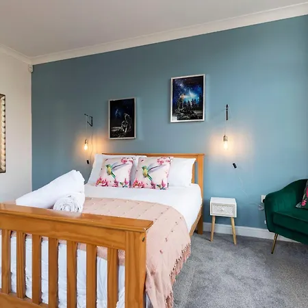 Town Centre Spacious With Private Parking * Middlesbrough