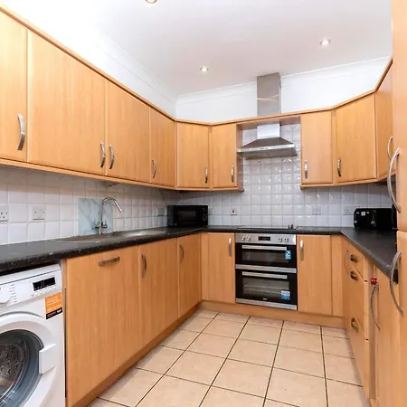 Town Centre Spacious With Private Parking * Middlesbrough