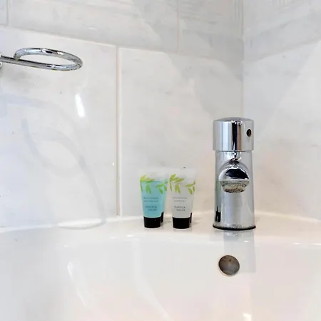 Town Centre Spacious With Private Parking アパート *