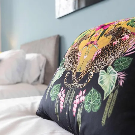 Town Centre Spacious With Private Parking アパート