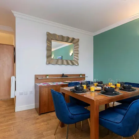 Town Centre Spacious With Private Parking