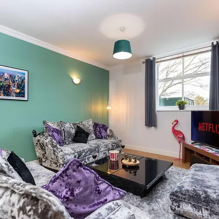 アパート Town Centre Spacious With Private Parking *