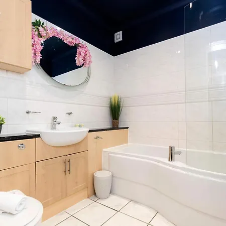 Town Centre Spacious With Private Parking アパート *