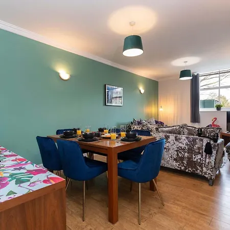 Town Centre Spacious With Private Parking アパート